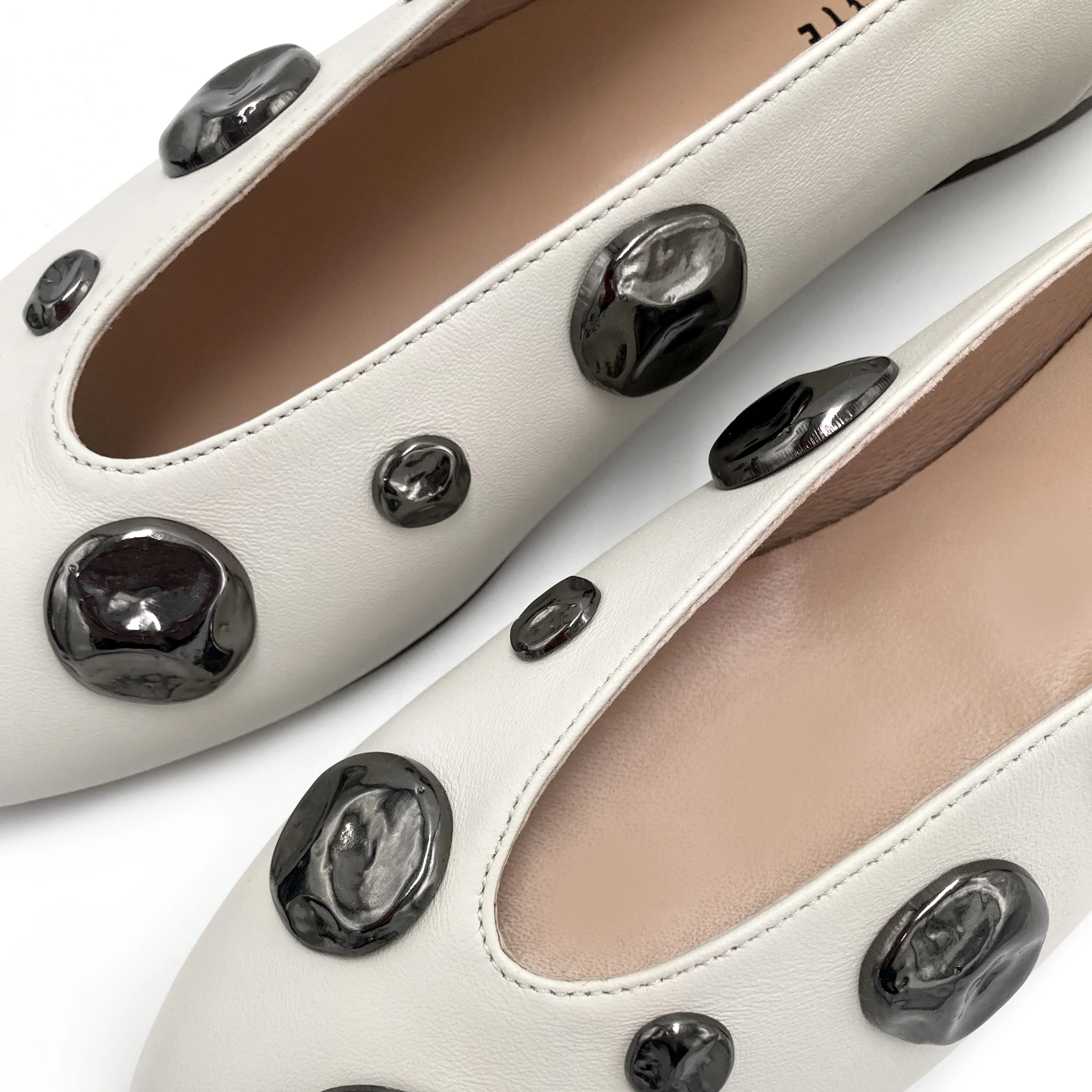 Ivory white leather ballet flats with V-cut and iron studs - Image 3