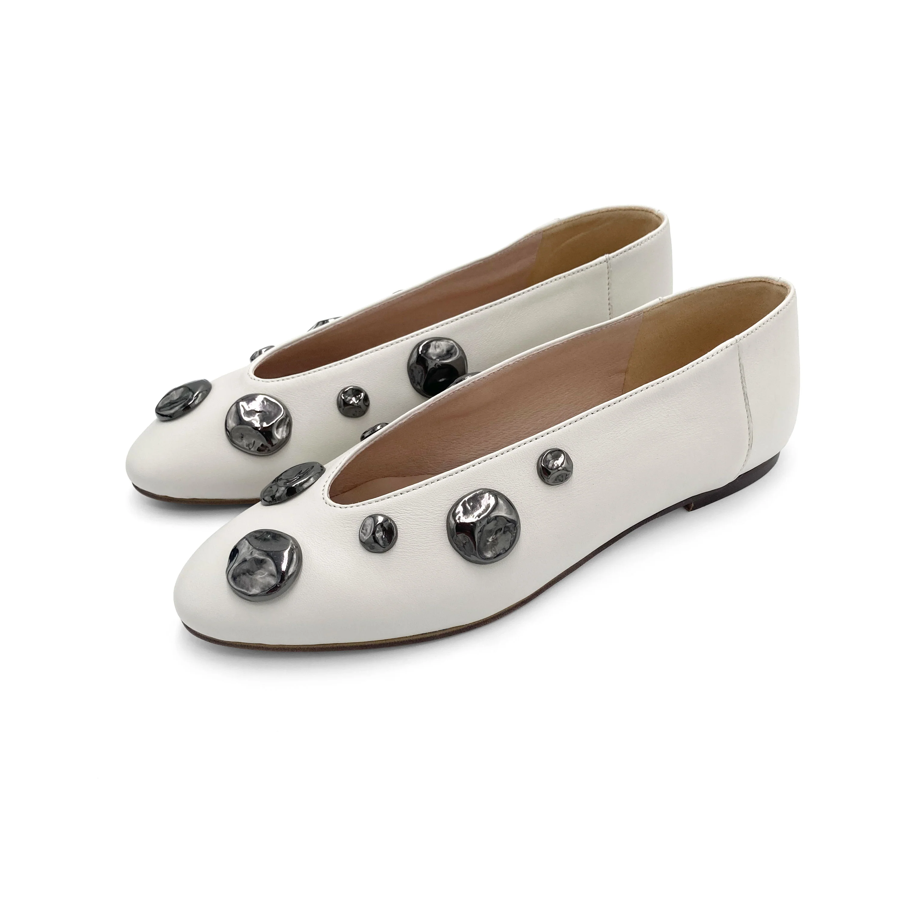 Ivory white leather ballet flats with V-cut and iron studs - Image 5