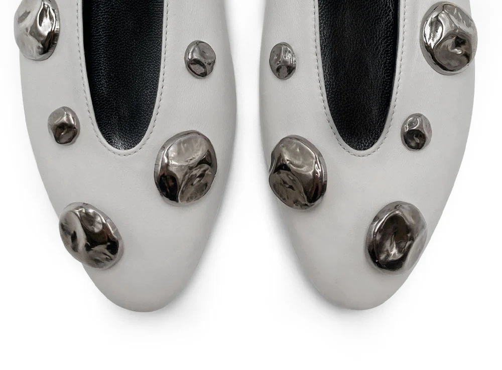 Pearl gray leather ballet flats with V-cut and iron studs - Image 5