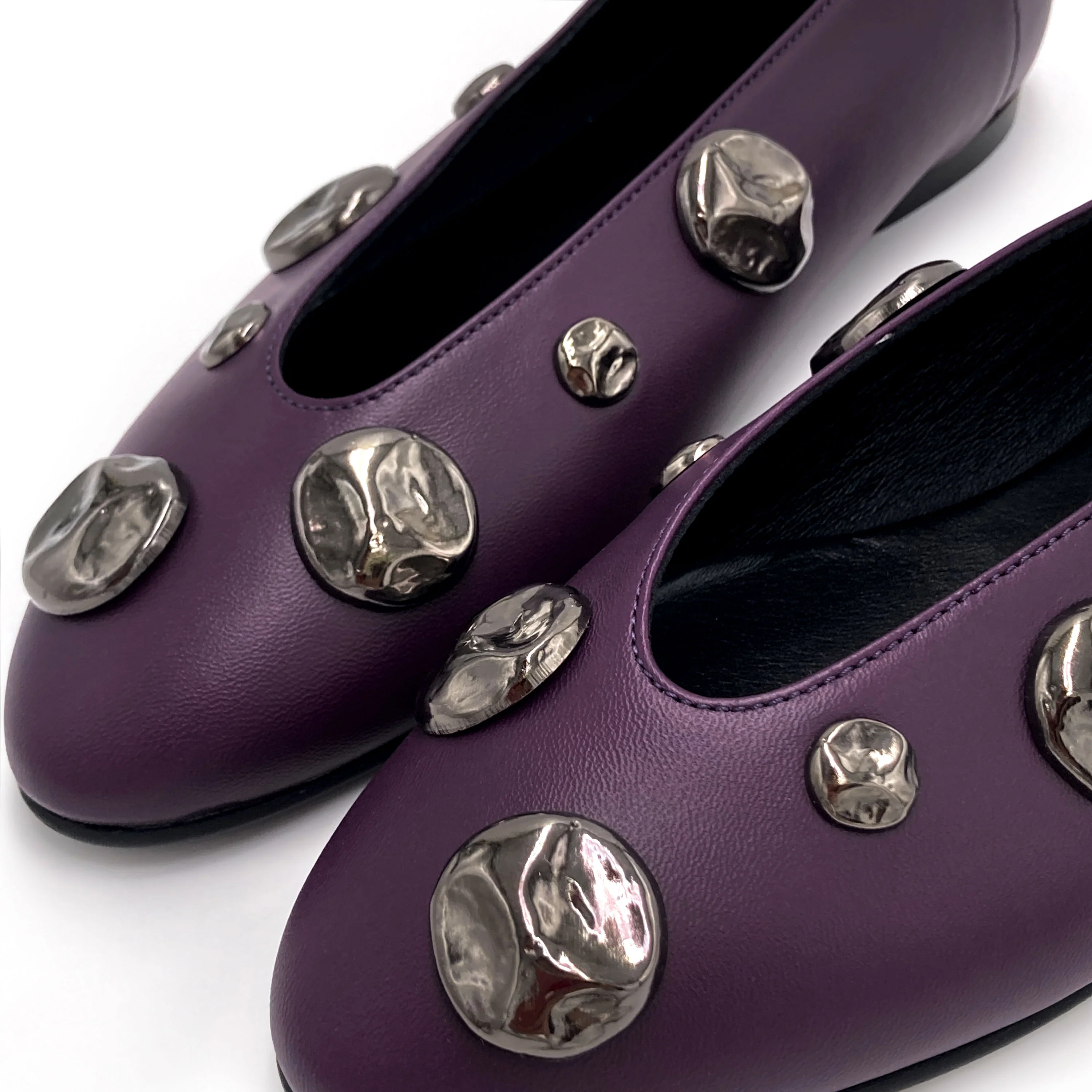 Plum purple leather ballet flats with V-cut and iron studs - Image 3