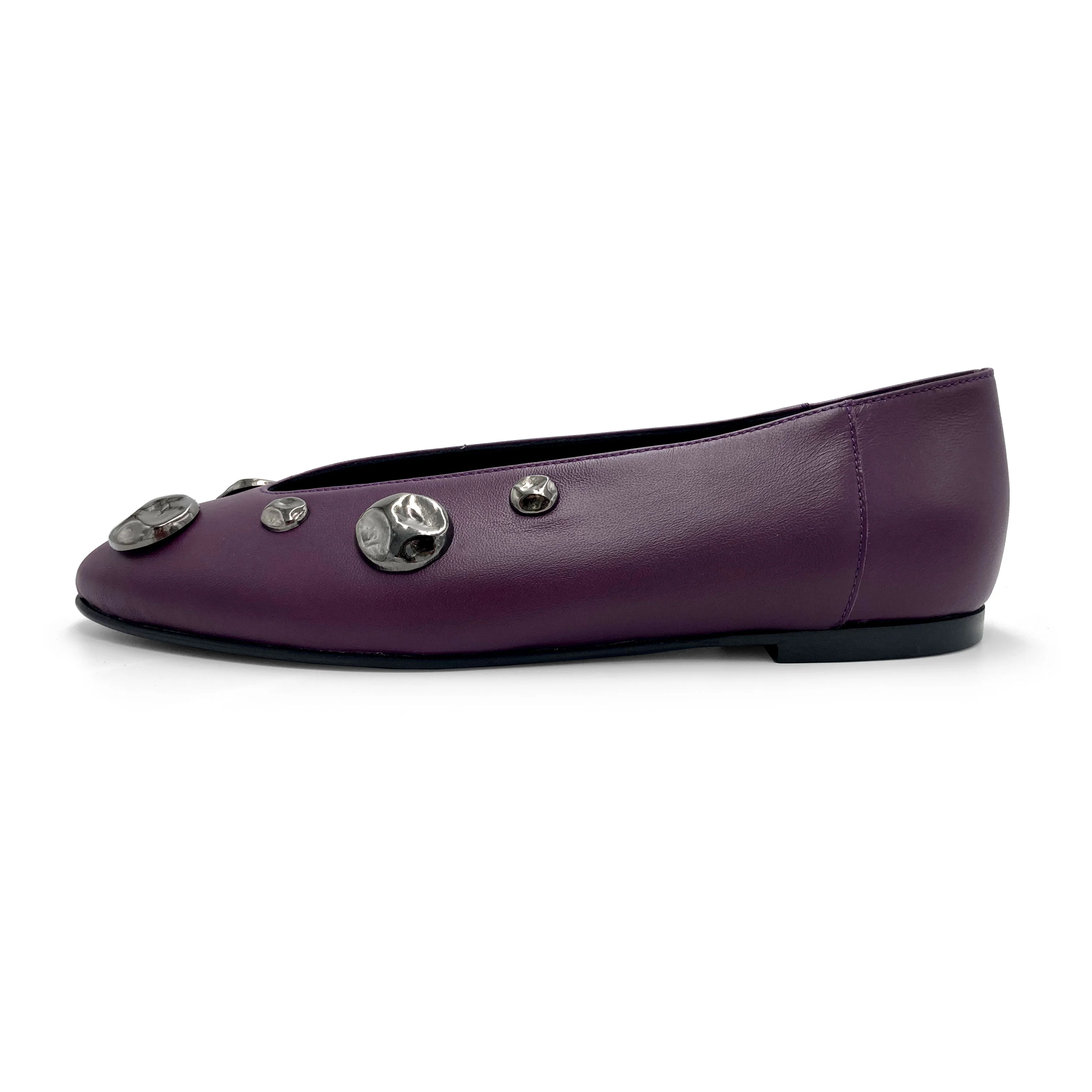Plum purple leather ballet flats with V-cut and iron studs - Image 4