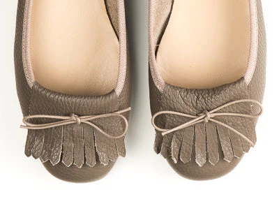 Taupe leather woman moccasins with fringe - Image 5